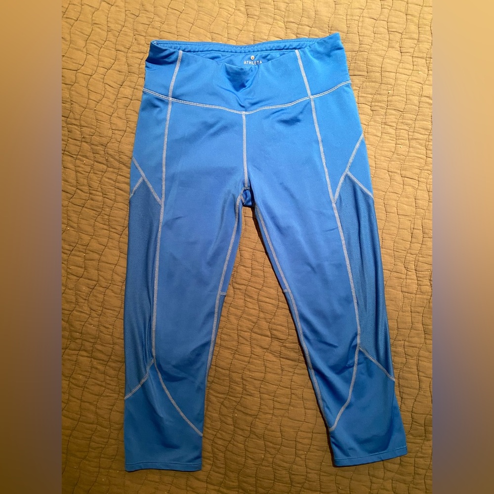Athleta Velocity Capri pants in blue. Excellent condition size M